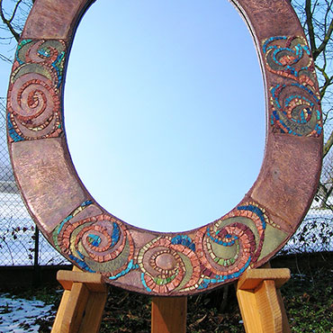 Cornice per specchio. In mosaico e metallo, cm.80x60.