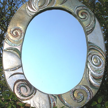 Cornice per specchio. In mosaico e metallo, cm.80x60.