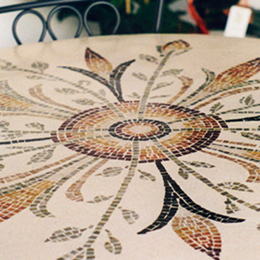 Piano per tavolo. Graniglia e mosaico di marmo; diametro cm. 110.